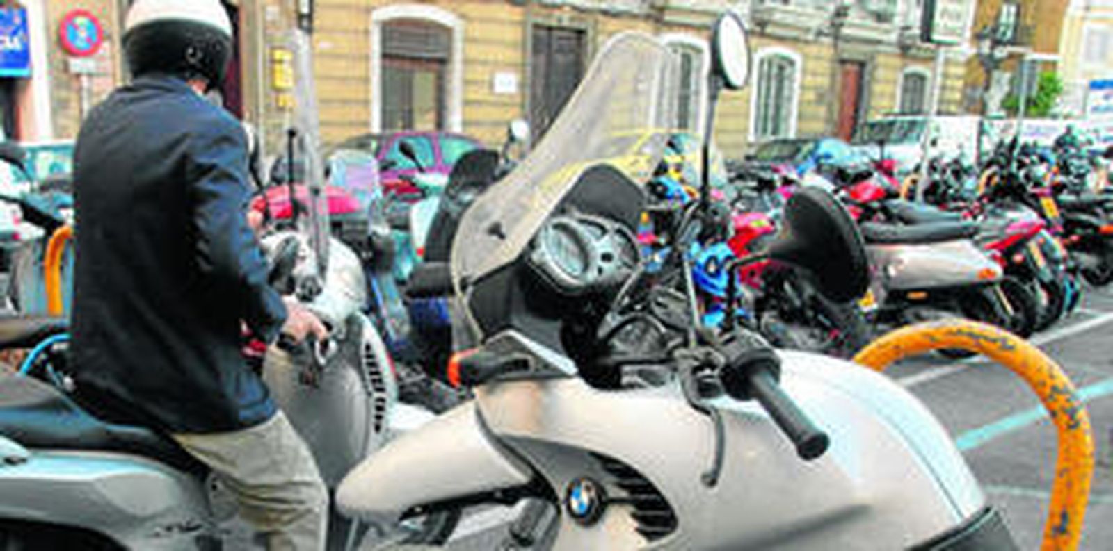 El aparcamiento para motos de Diputación es uno de los más saturados de la ciudad.