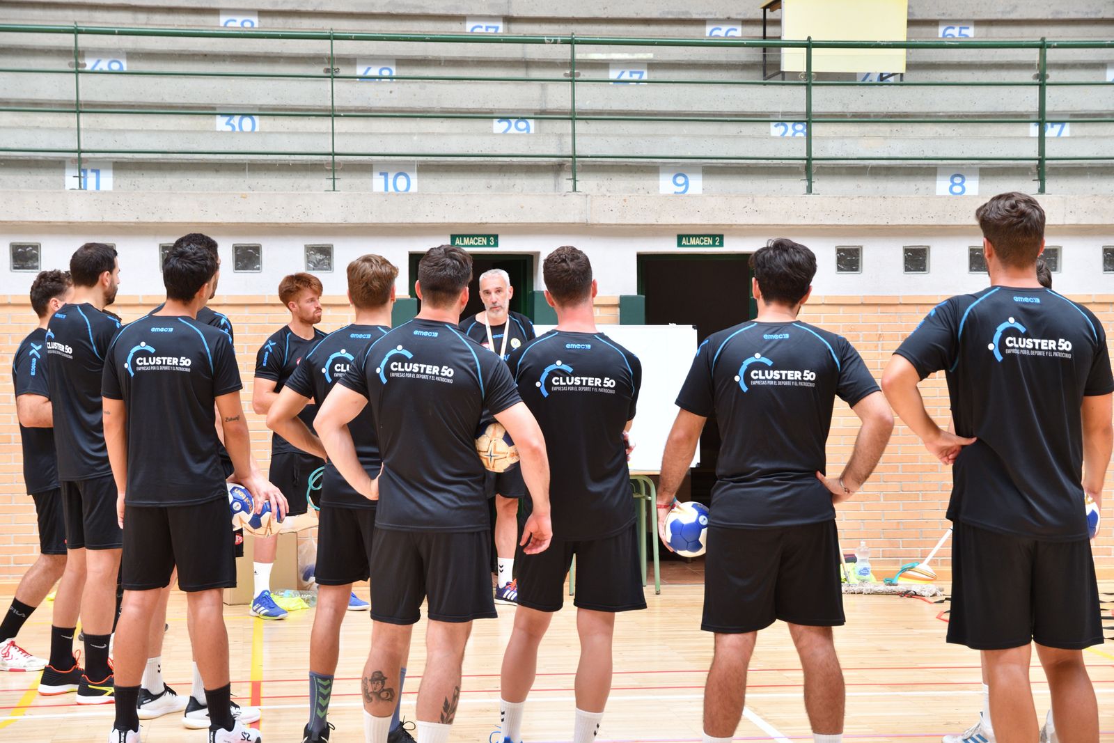 Quino Soler se dirige a sus jugadores.