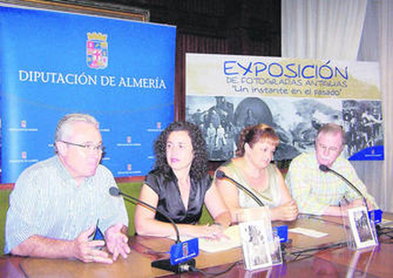Caridad Herrerías con Ramón Romero, Virtudes Pérez y Juan Herrera presentando la exposición.