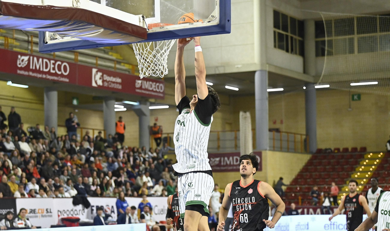 Las mejores fotos del ambiente en Vista Alegre para el Coto Córdoba - Círculo Gijón