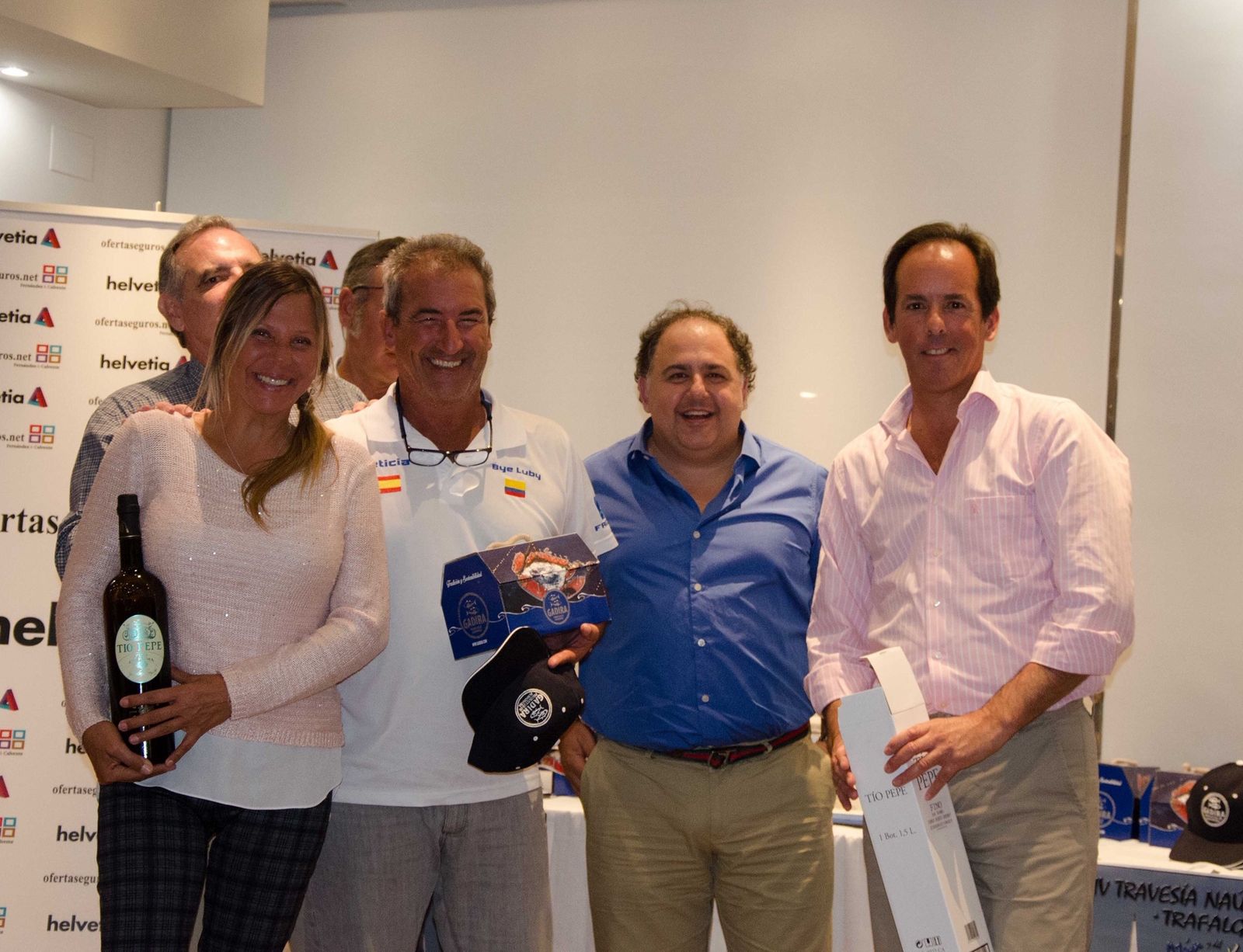 José Argudo, brand manager de González Byass, junto a Jaime Fernández e Ignacio Gonzalez Garcia-Mier, del Casino Jerezano, y algunos participantes.