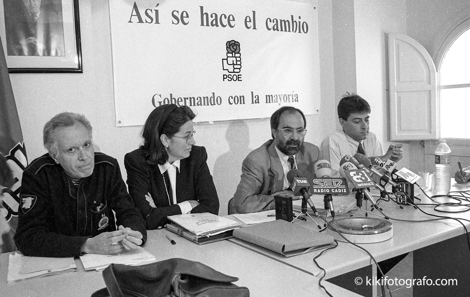 Jaime Pérez-Llorca, en primer término junto a Carmen Romero y Alfonso Perales.