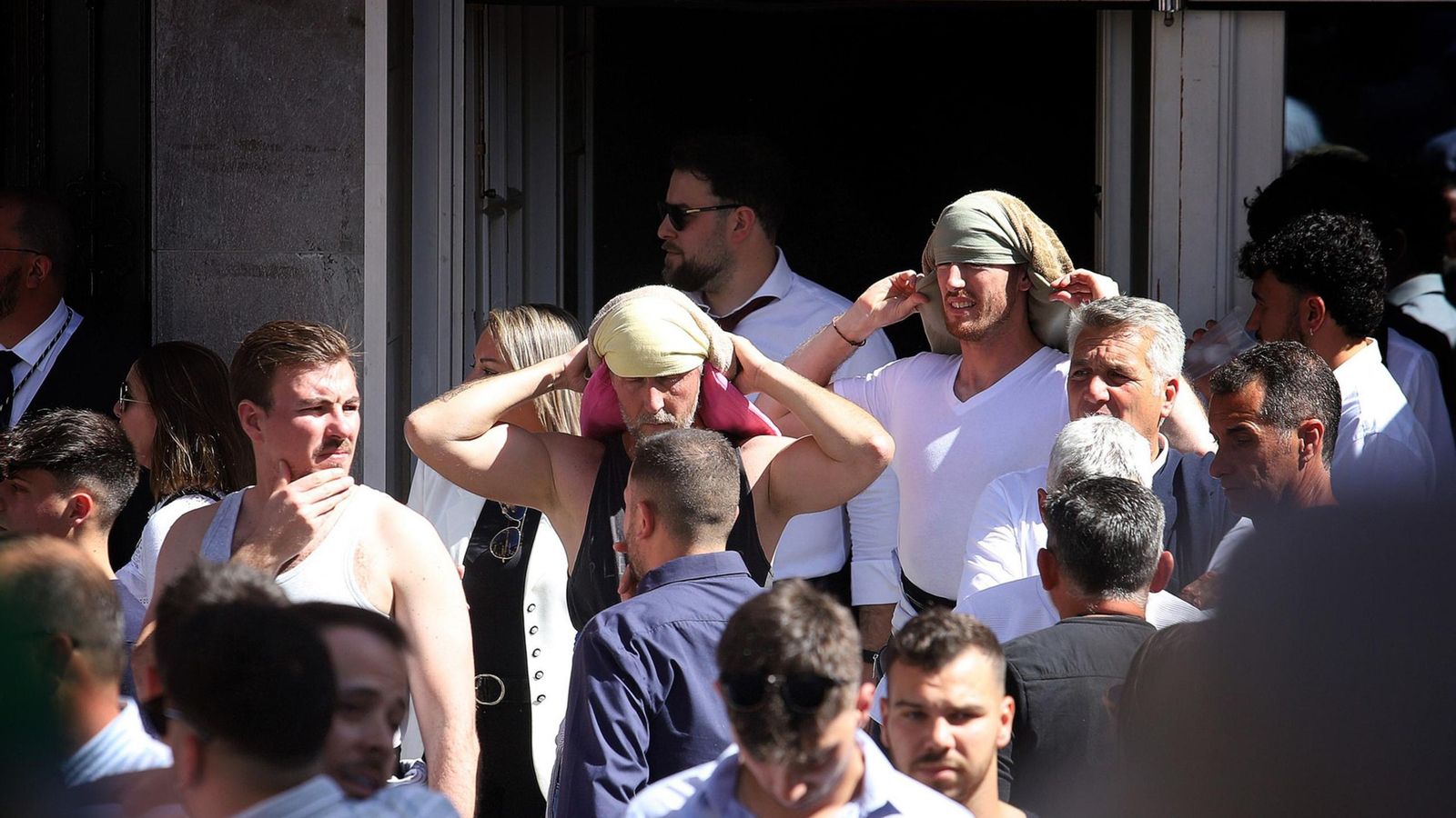 Costaleros afinan la posición del costal