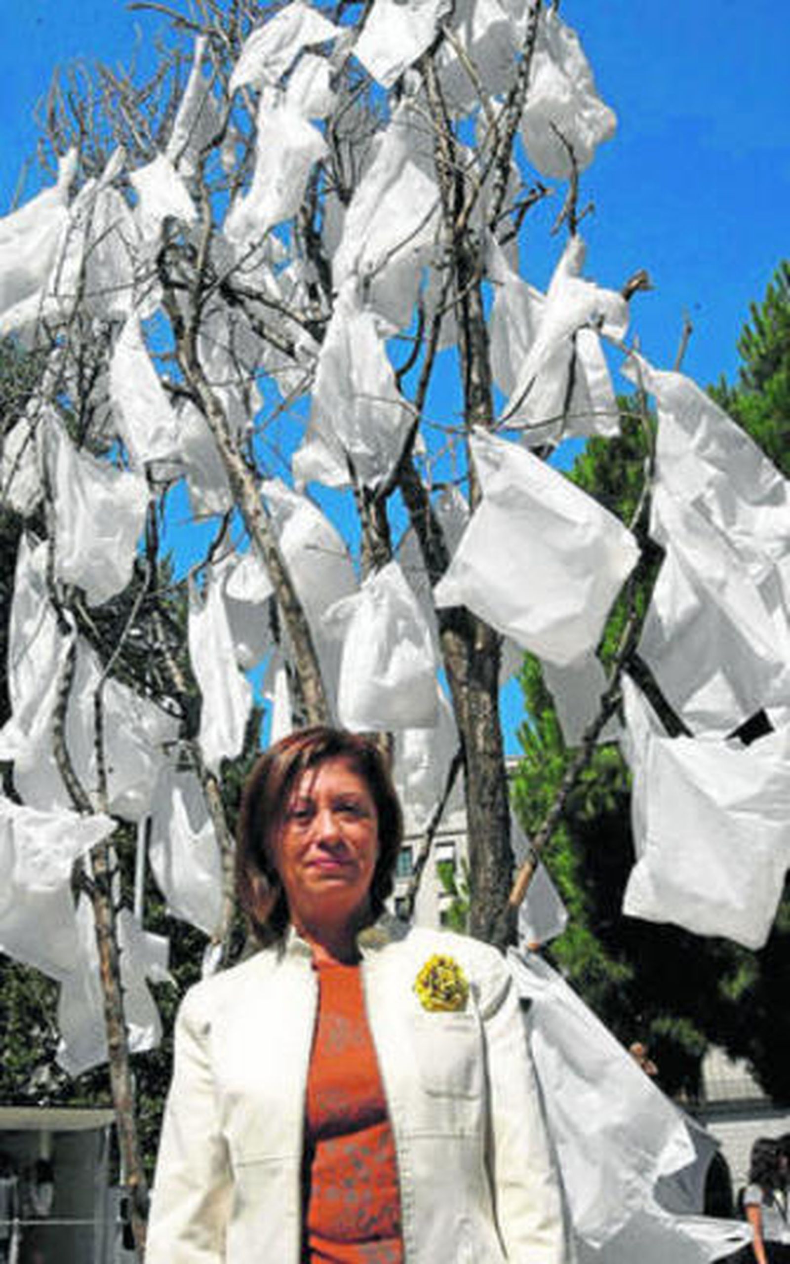 Elena Espinosa posa junto a un árbol de bolsas de plástico.
