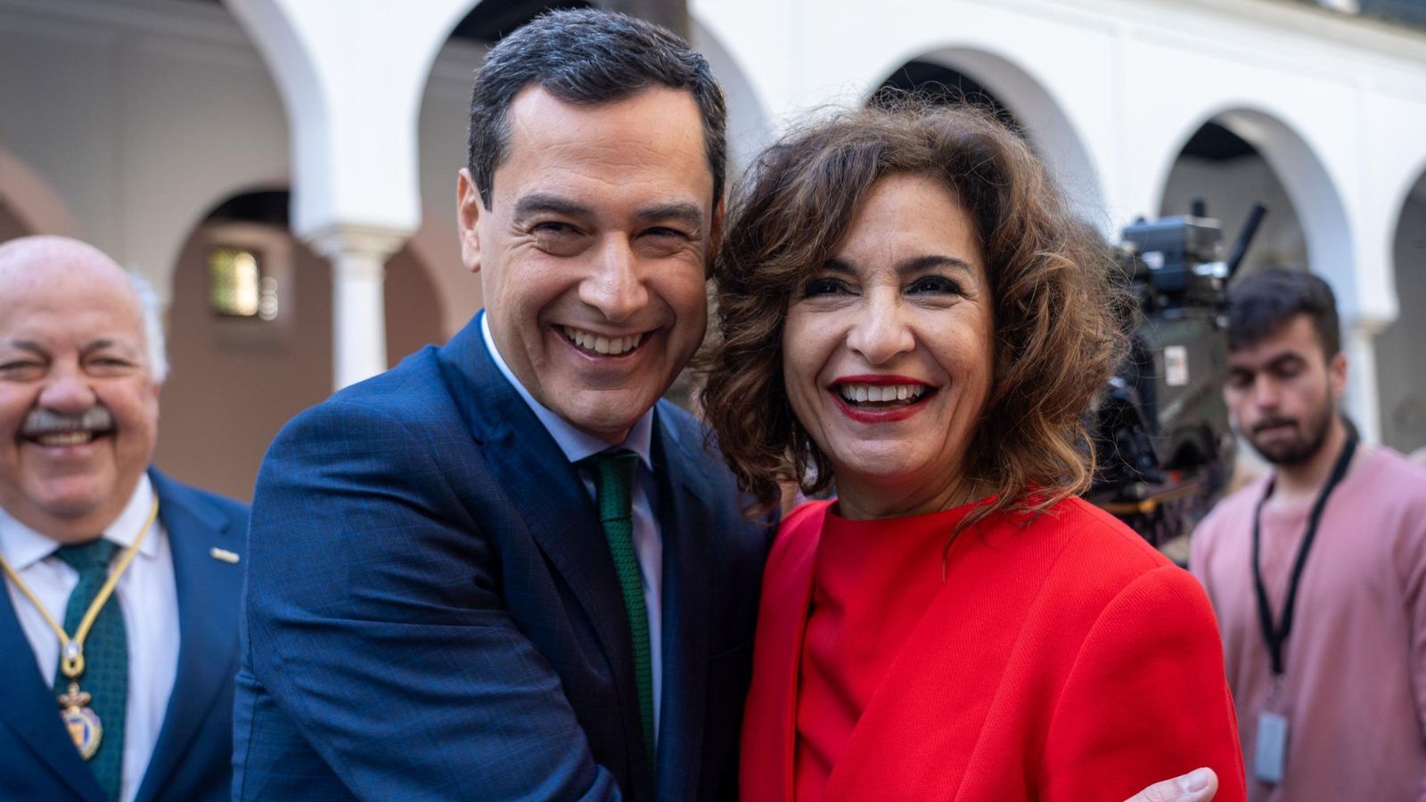 Juanma Moreno y María Jesús Montero en el acto del 28-F en el Parlamento de Andalucía en 2024.