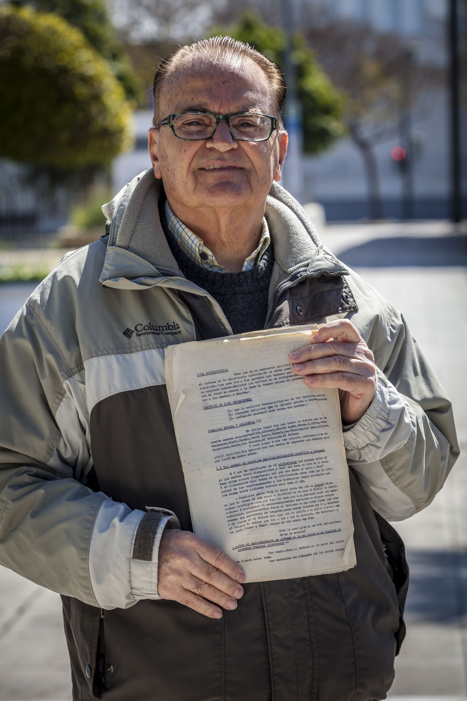 Juan Cejudo, el pasado miércoles en Cádiz, con el original del informe que en 1967 entregó al obispo Añoveros.