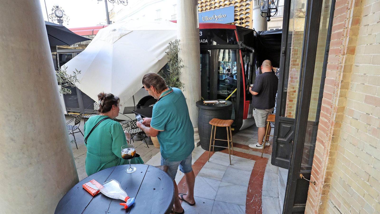 Un autobús se empotra en el Gallo Azul de Jerez