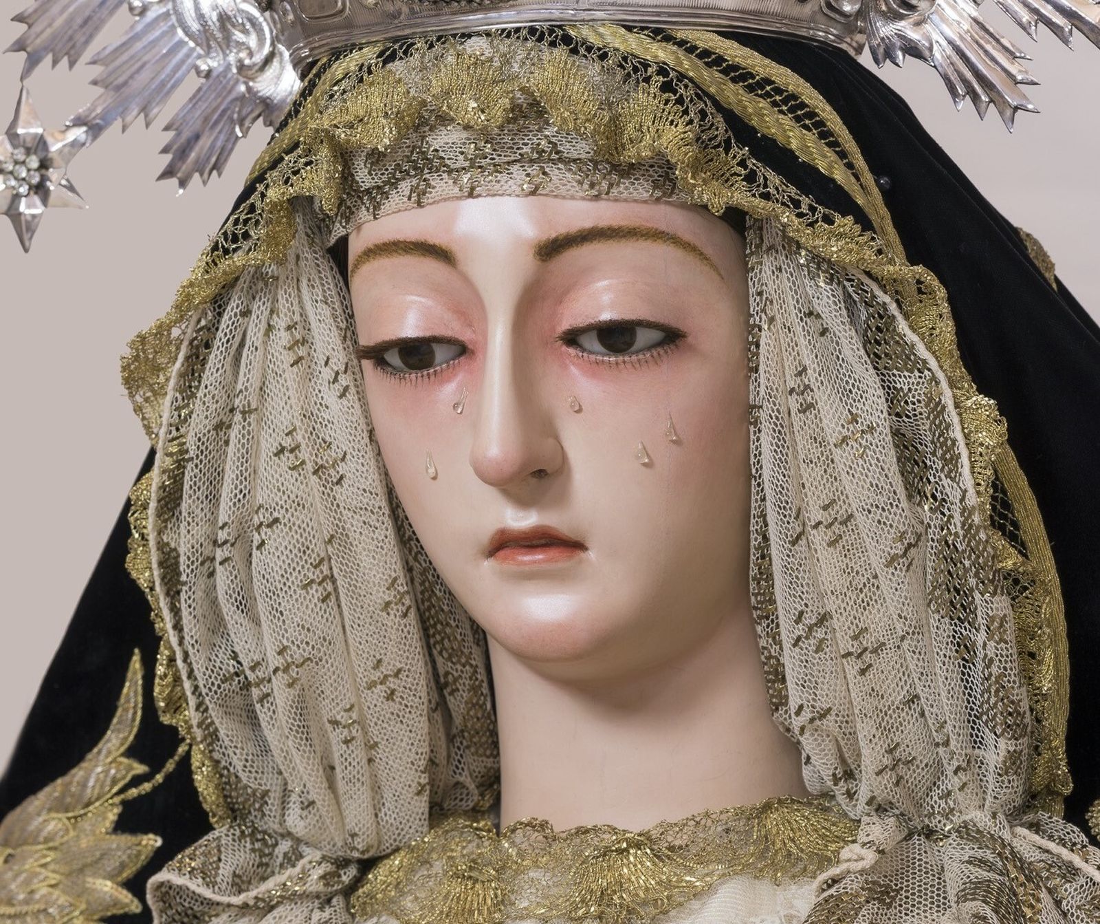 Primer plano de la Soledad de Cantillana.