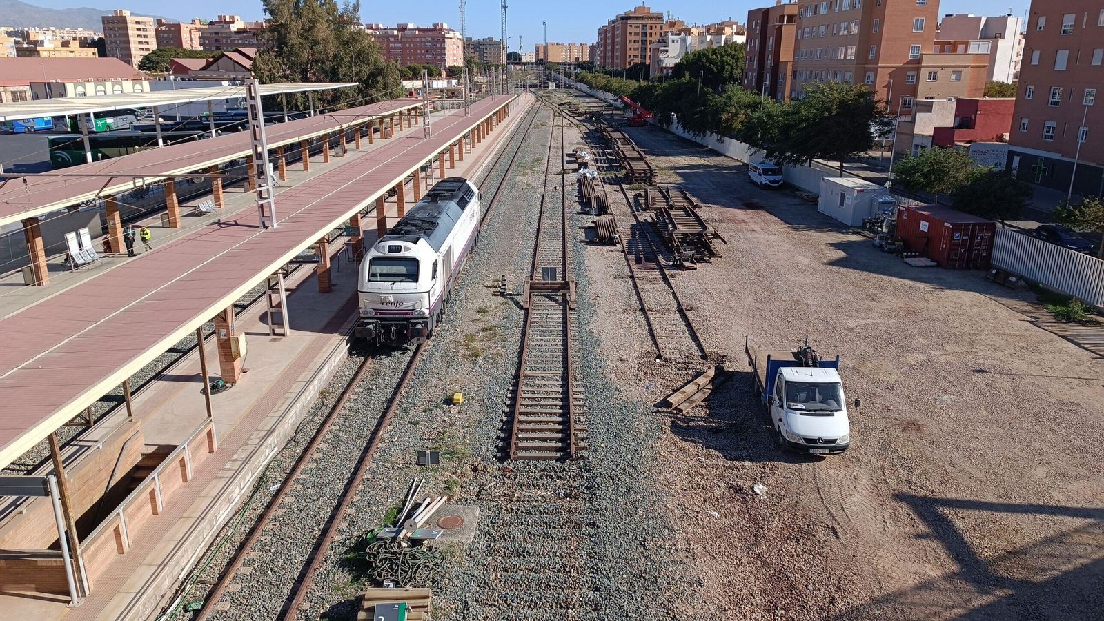 Trabajos de retirada de la playa de vías para acomodar la estación de autobuses provisional