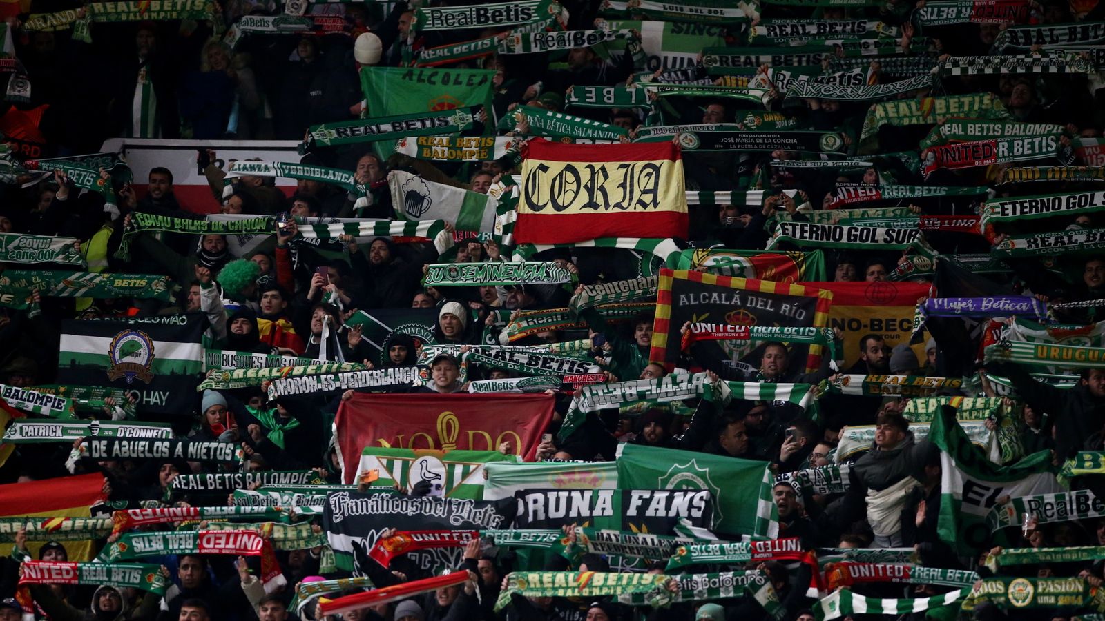 La afición del Betis en Old Trafford.