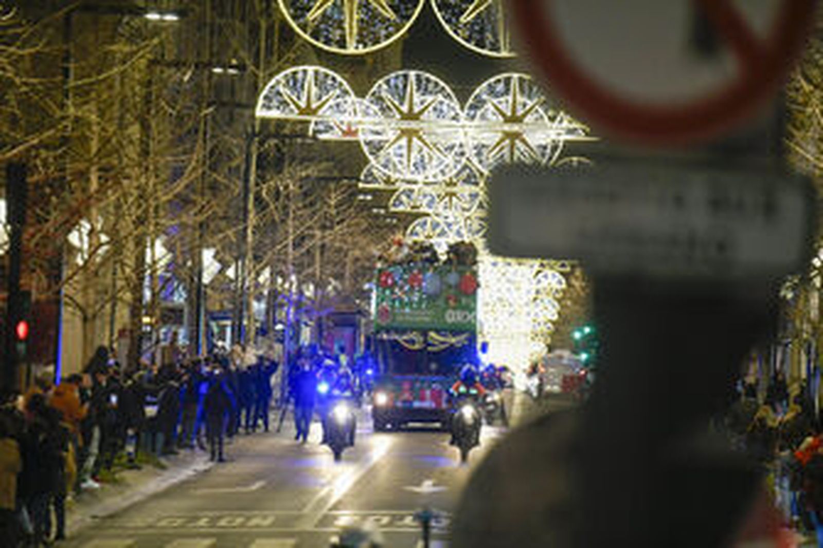 Fotos: así ha sido el recorrido en autobús de los Reyes Magos por Granada
