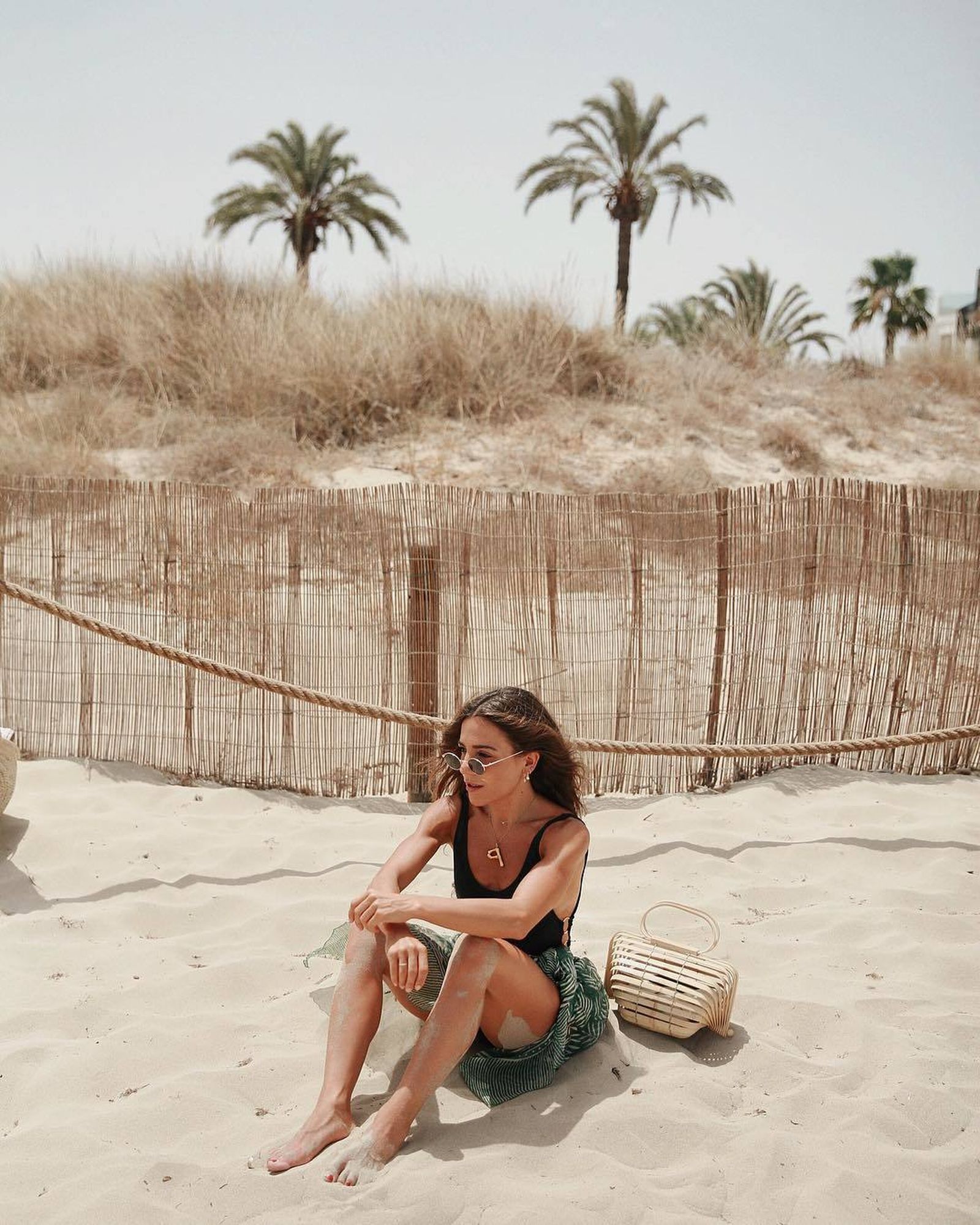 Este verano hemos visto al bolso cesta en todo su esplendor y en todas sus variantes: de yute, de mimbre, de bambú, en forma de cofre y de maceta, mini y maxi. ¿Quieres saber cuáles son los favoritos de las influencers?