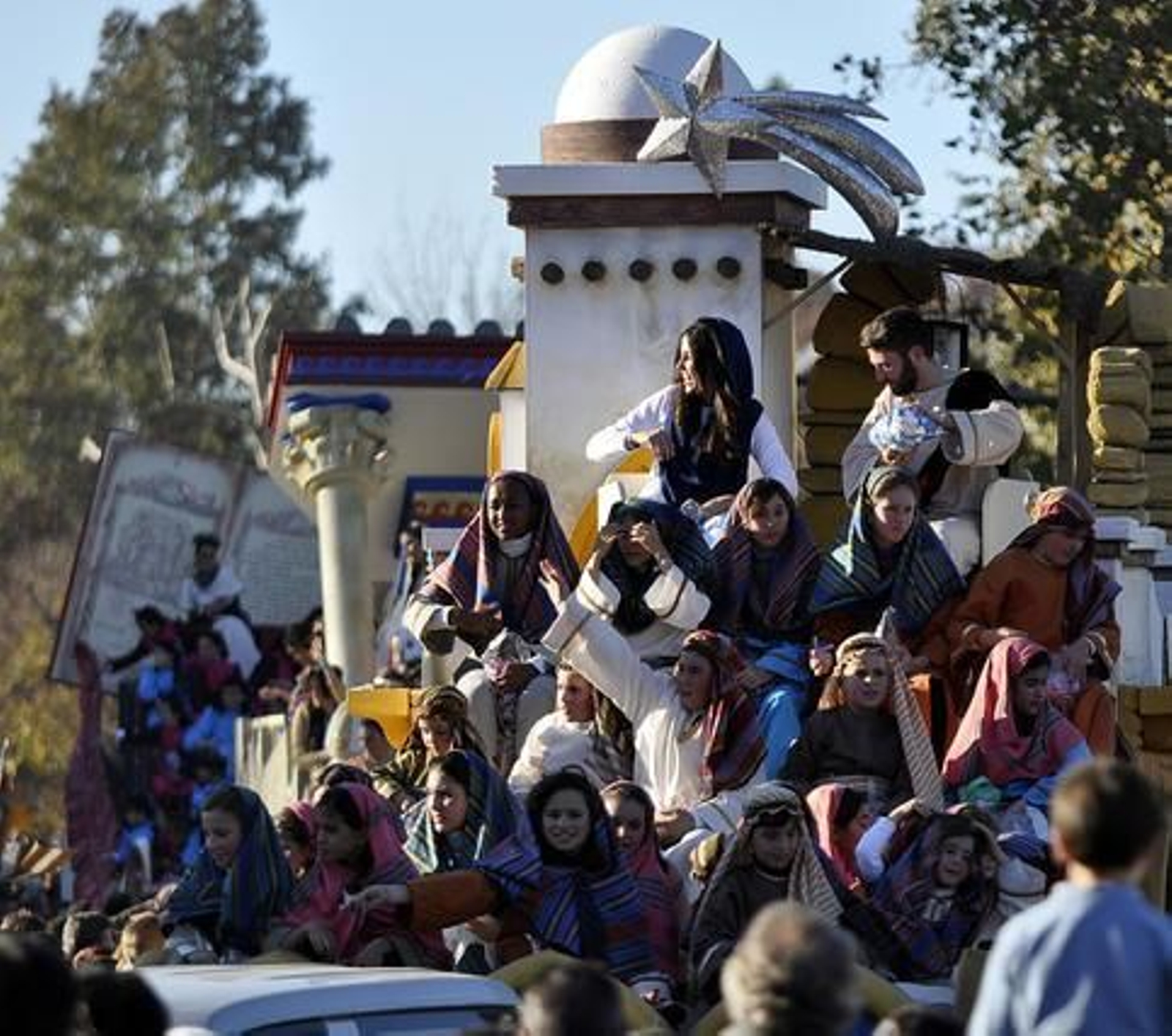 Las carrozas de la Cabalgata de Reyes Magos recorren las calles de la ciudad.

Foto: Manuel Gomez