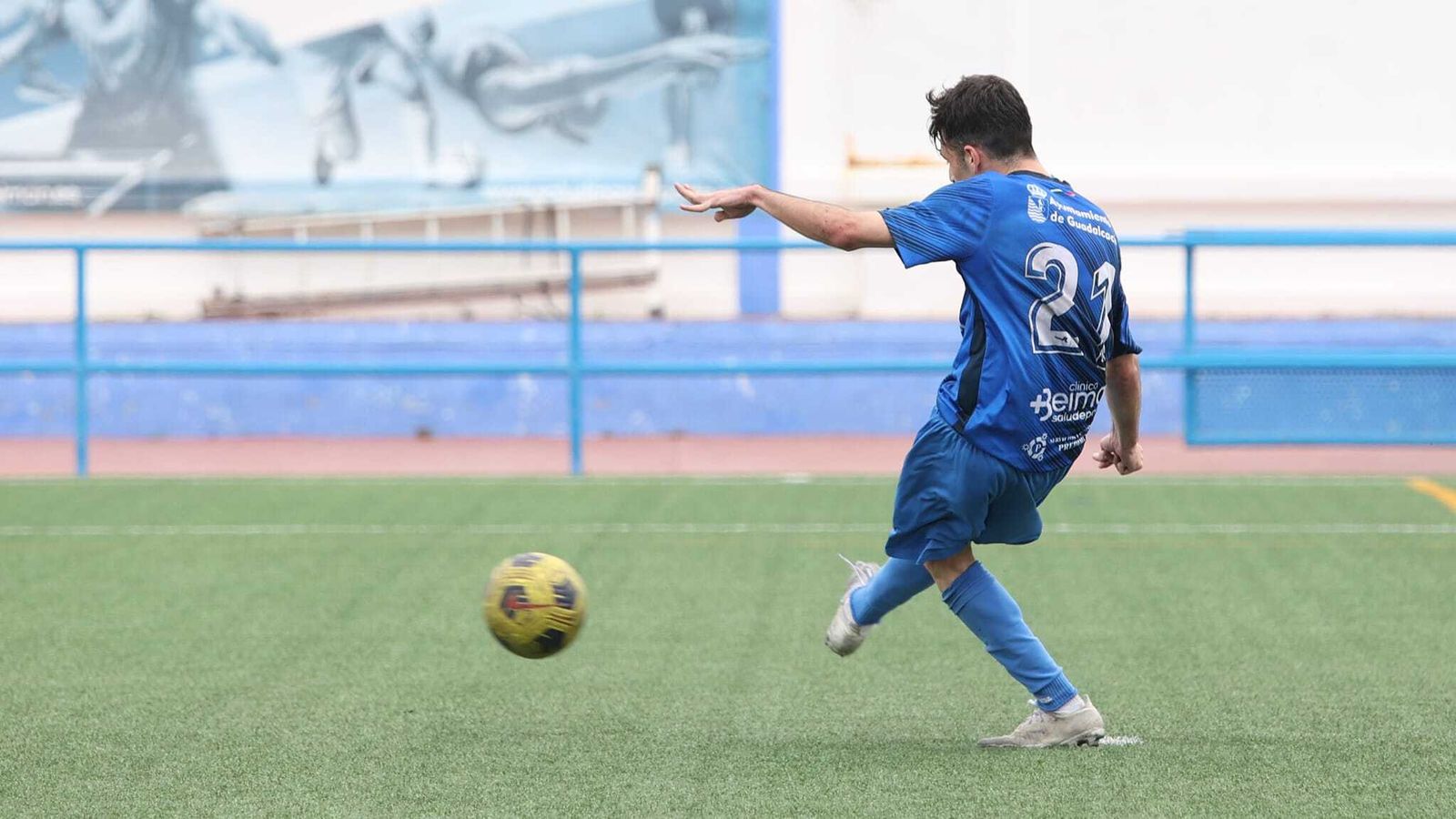 Peña lanza el penalti que falló ante el Onubense.