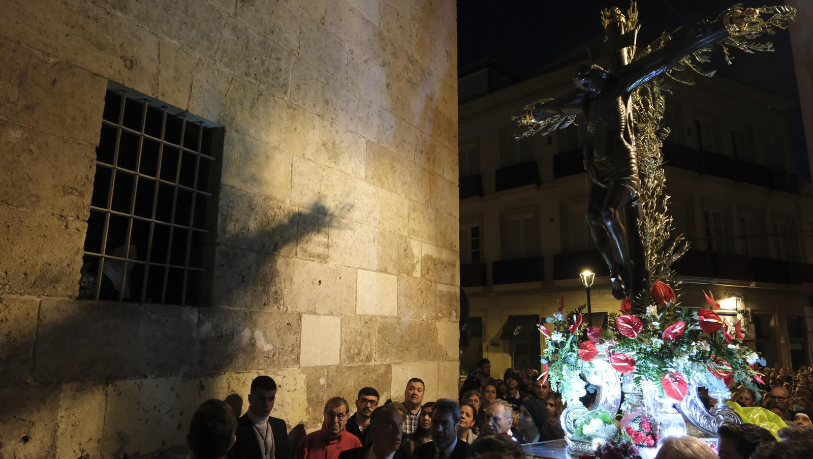 Procesión del Vía Crucis-Cristo de la Escucha en Almería, en imágenes