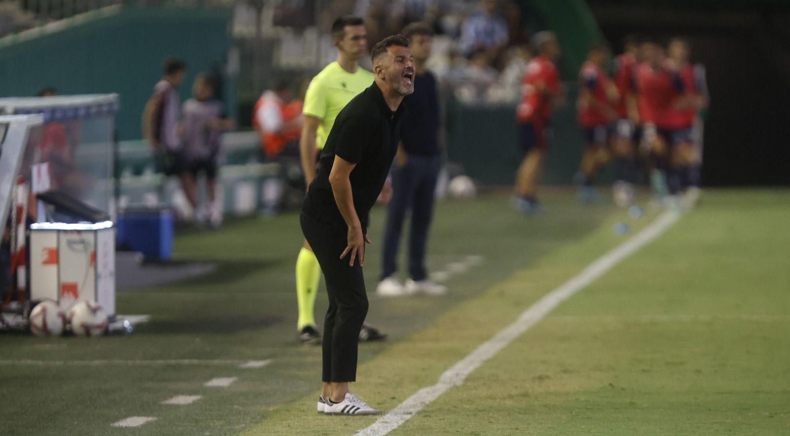 Iván Ania dando indicaciones durante el Córodba - Dépor.