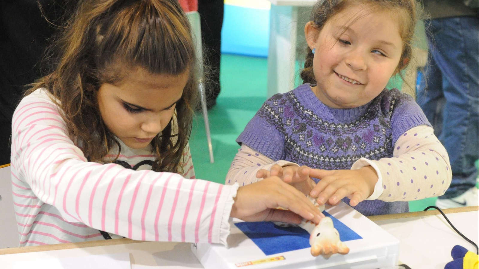 Dos alumnas con discapacidad visual en el aula.
