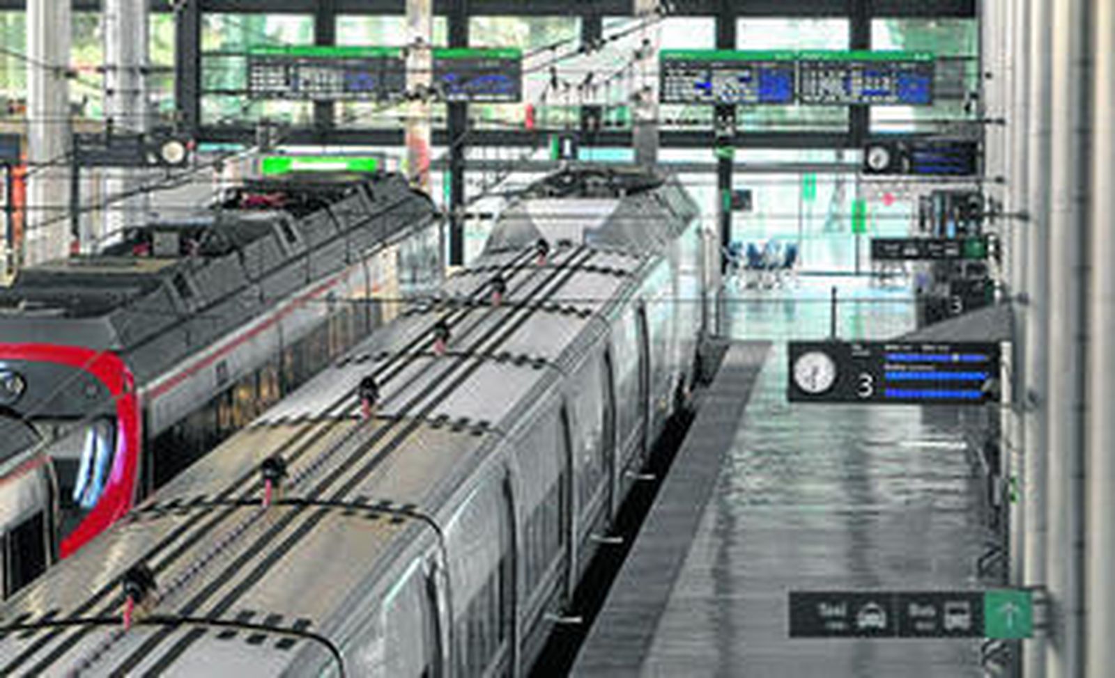 Uno de los trenes Alvia que cubren el trayecto entre la Bahía y Madrid, estacionado en Cádiz, en una imagen de la semana pasada.