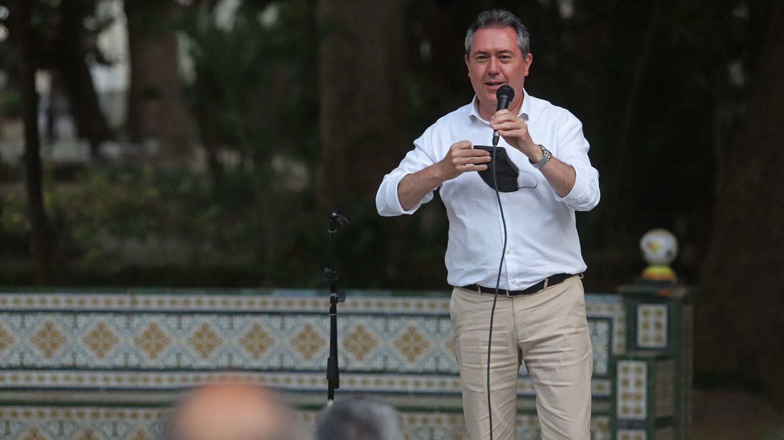 Fotos de Juan Espadas con simpatizantes del Psoe en Algeciras