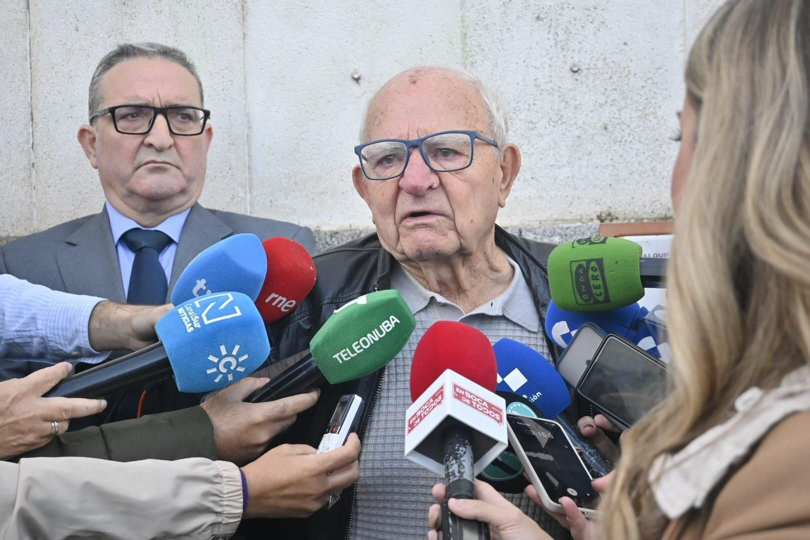 Santiago Rodríguez acompañado de Enrique Arroyo.