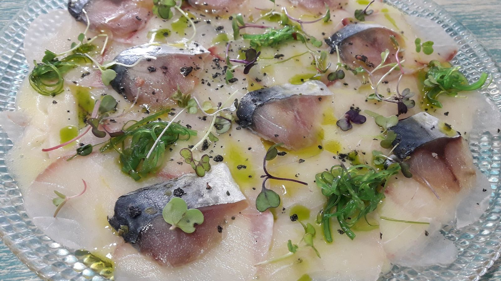 Carpaccio  de corvina y caballa marinada sobre gel de cítricos y alga Wakame