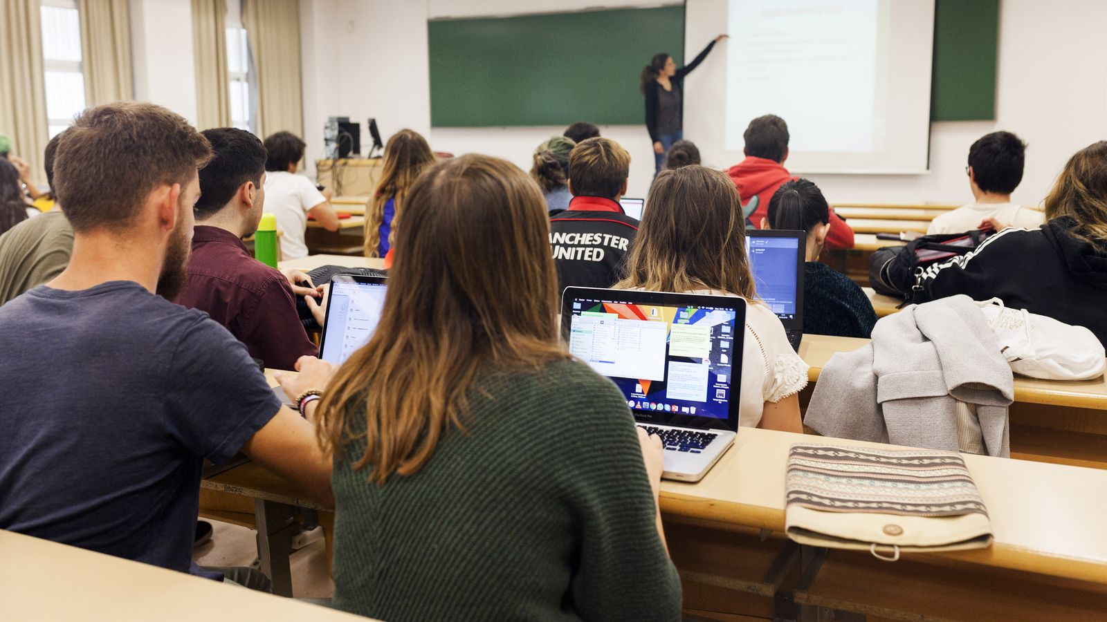 Estudiantes de la Universidad Pablo de Olavide en una clase.