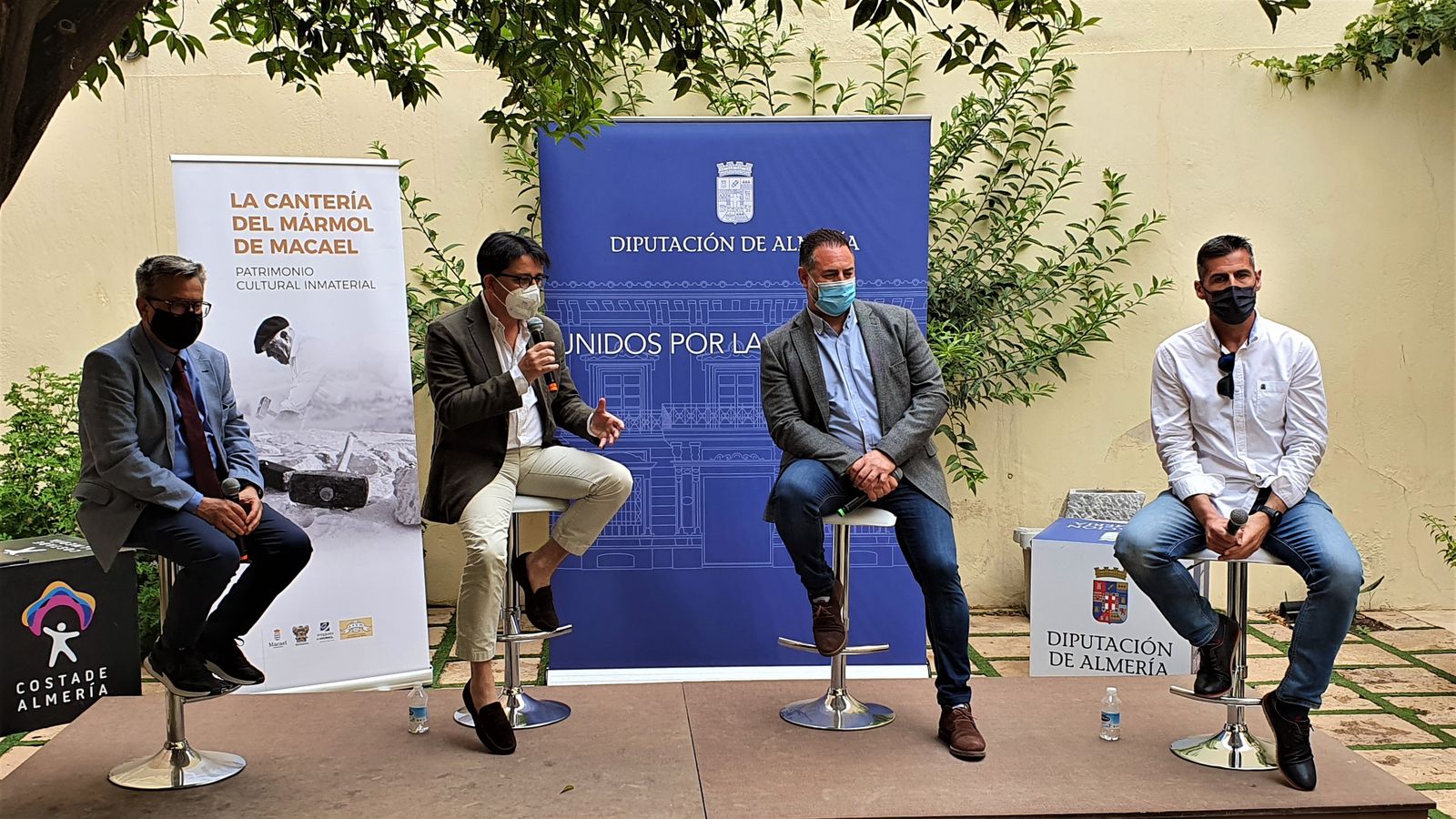 Santiago Alfonso del Grupo Cosentino junto a Manuel Guzmán, diputado de Cultura y Cine; Raúl Martínez, alcalde de Macael y Diego Ferrón, director del Festival.