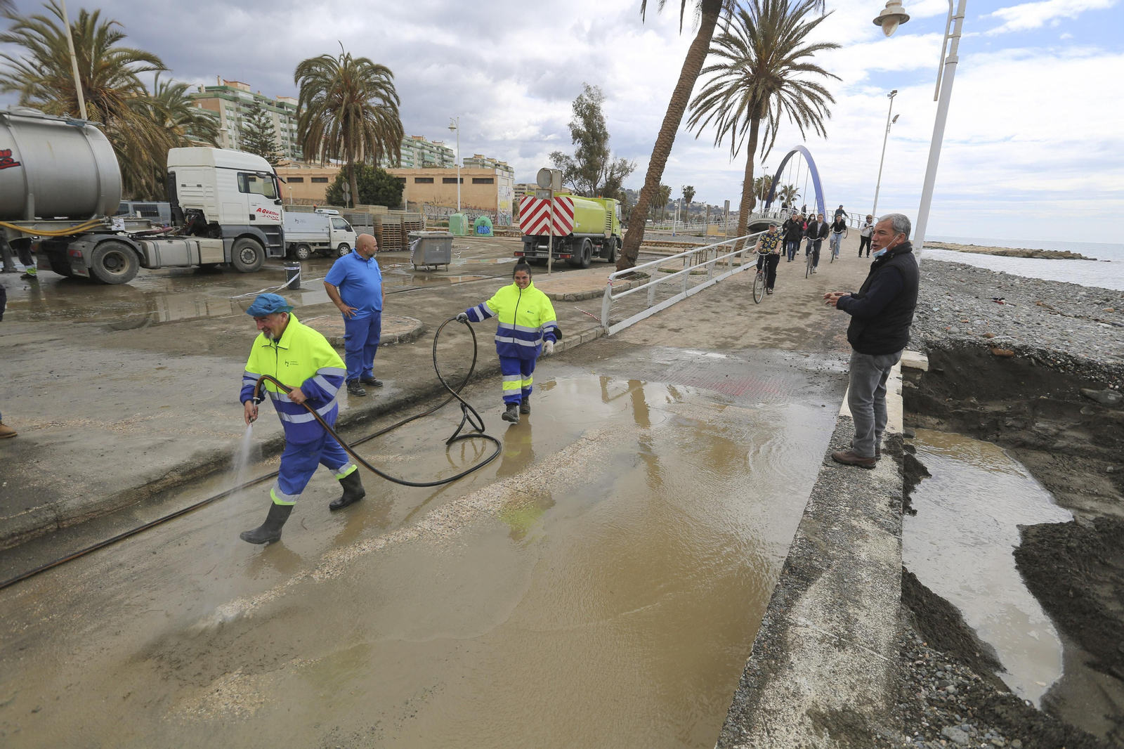 Las fotos de los trabajos en los paseos marítimos y chiringuitos de Málaga para paliar los efectos del temporal