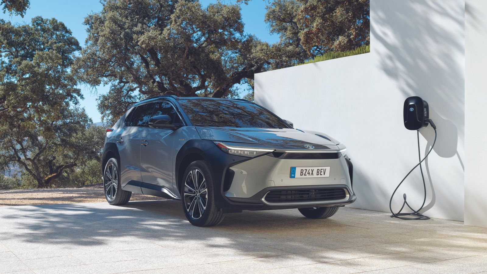 Según unas fuentes, con una carga de batería el bZ4X podrá alcanzar una autonomía, según la norma WLTP, de 450 km; según otras, de hasta 500 km.