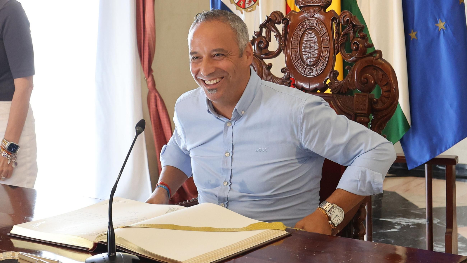 Antonio Vadillo firma en el Libro de Honor de Jerez