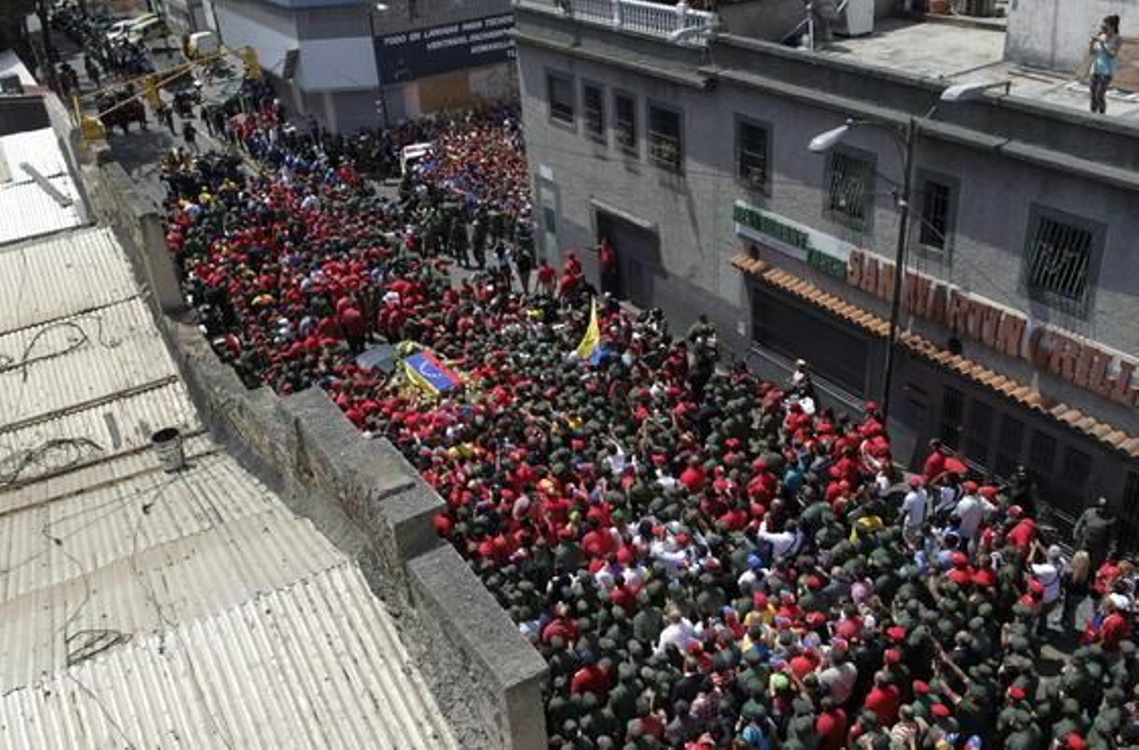 Multitudinario traslado del féretro de Chávez por las calles de Caracas.

Foto: Efe