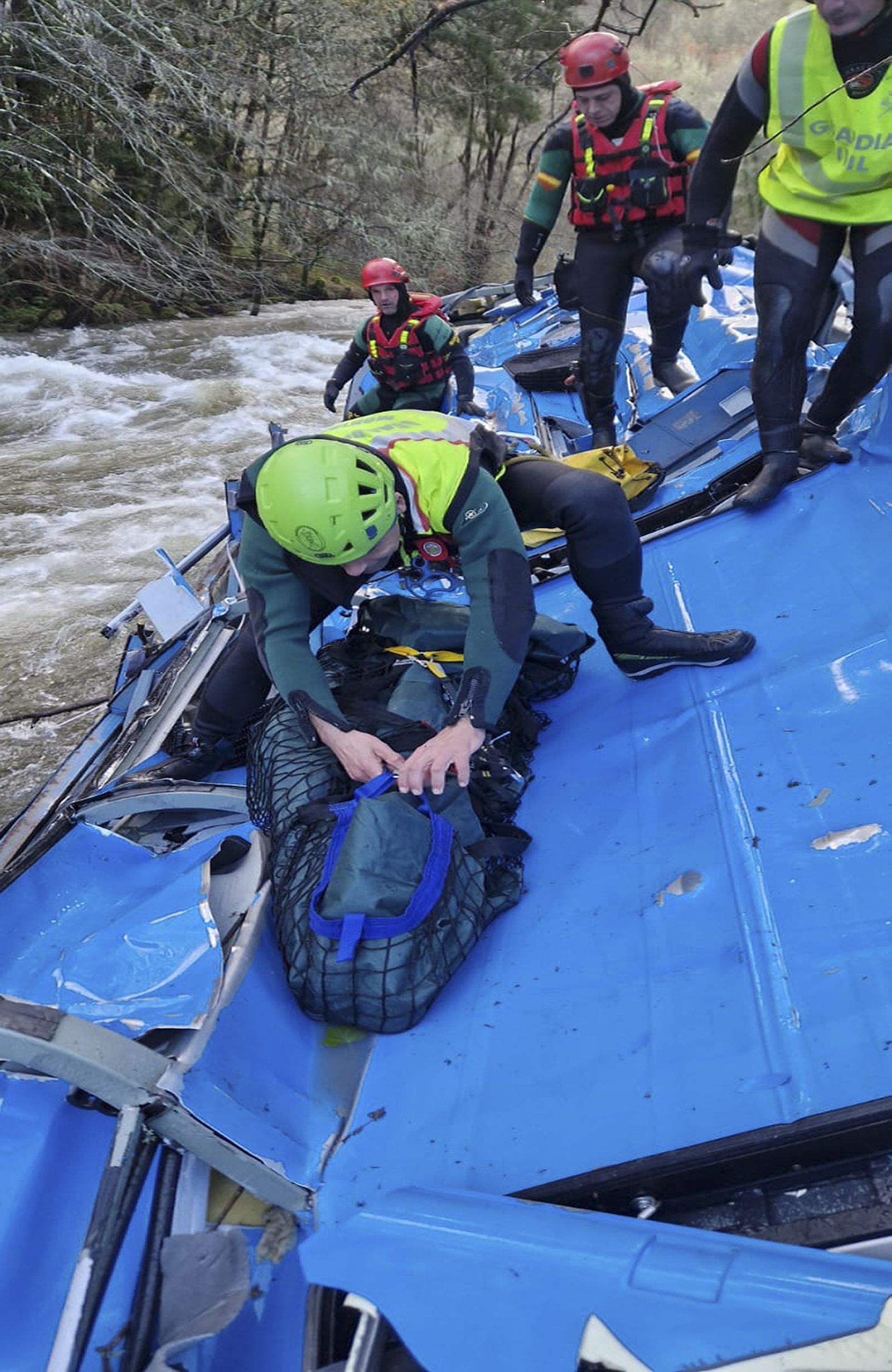 Impactantes imágenes: así quedó el autobús de Pontevedra tras caer al río