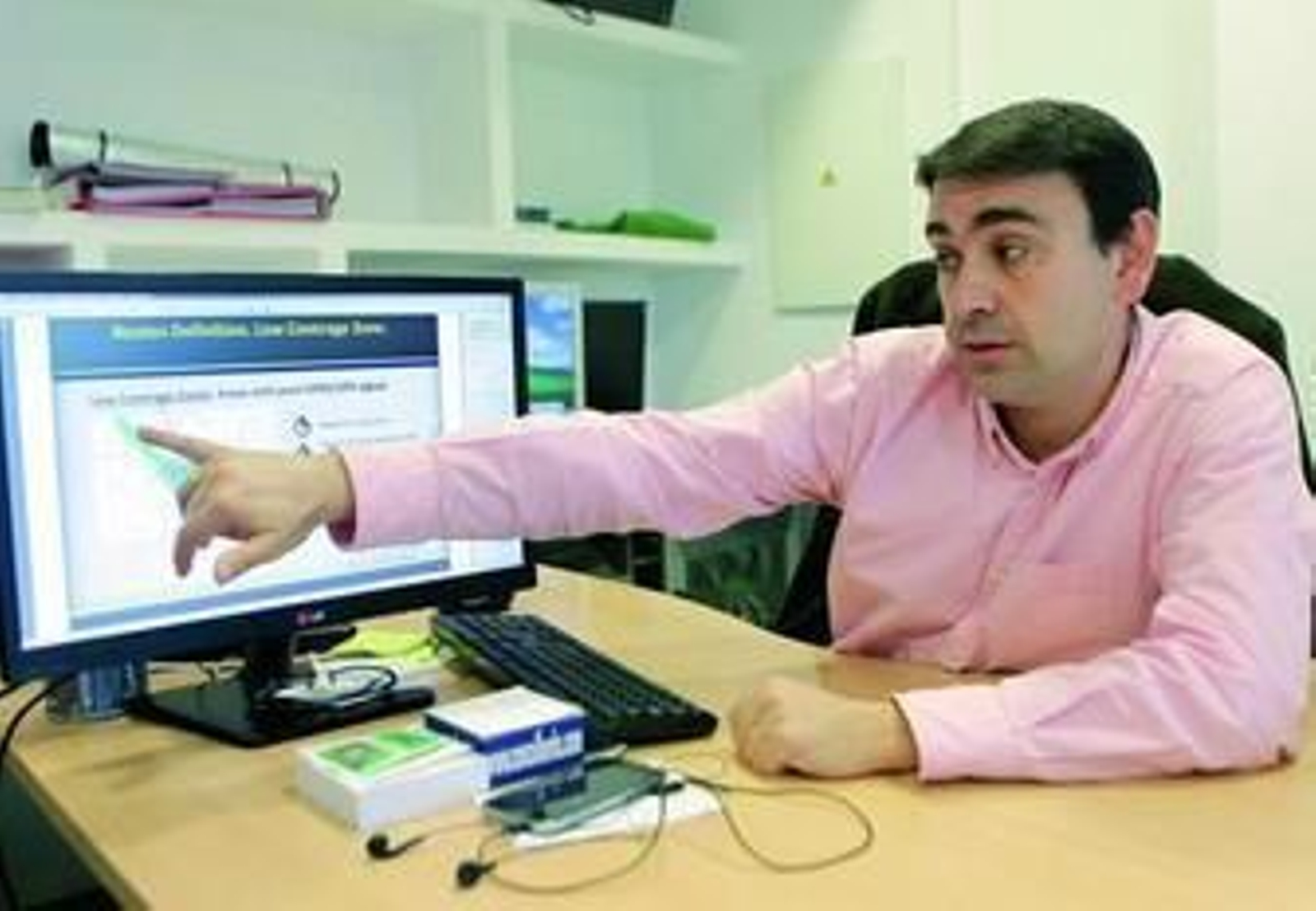 Manuel Francisco Martínez muestra una presentación del sistema del proyecto Inte-Transit.