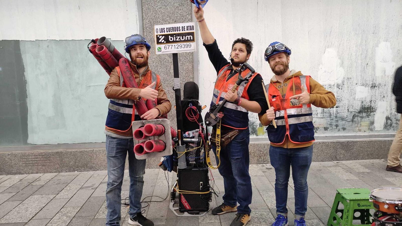 El grupo Los cuerdos de atar durante una de sus actuaciones en la calle Cruz Conde.
