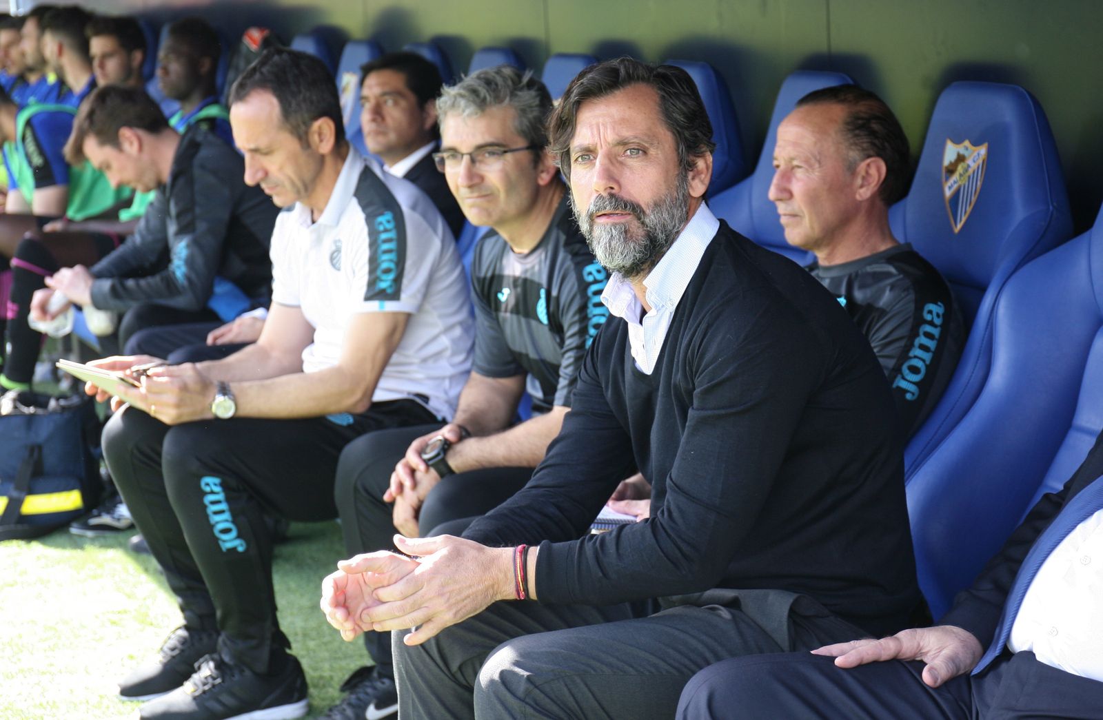 Quique, técnico del Espanyol, sentado en el banquillo de La Rosaleda.
