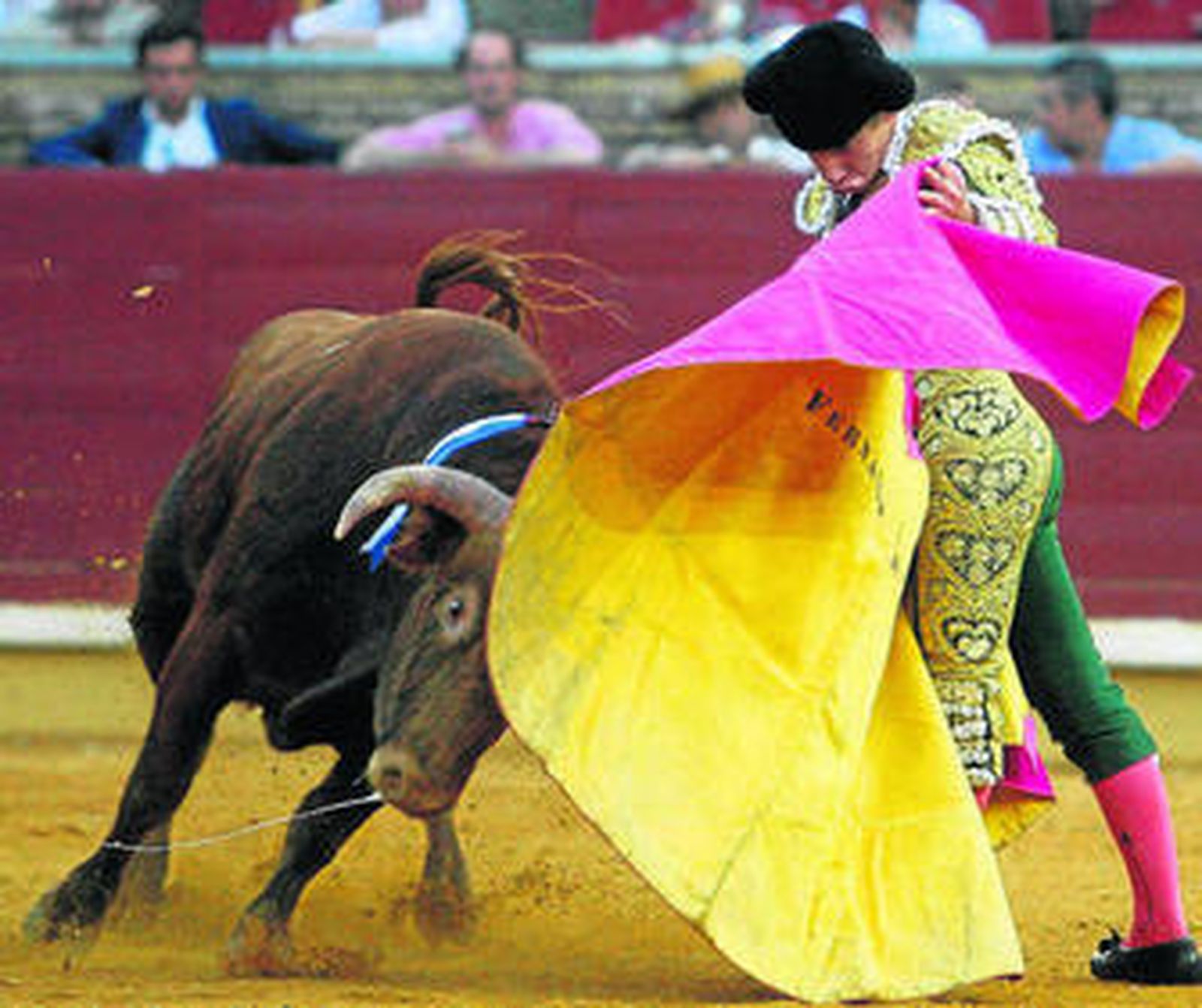 El novillero malagueño Fernando Rey en un lance de capote.