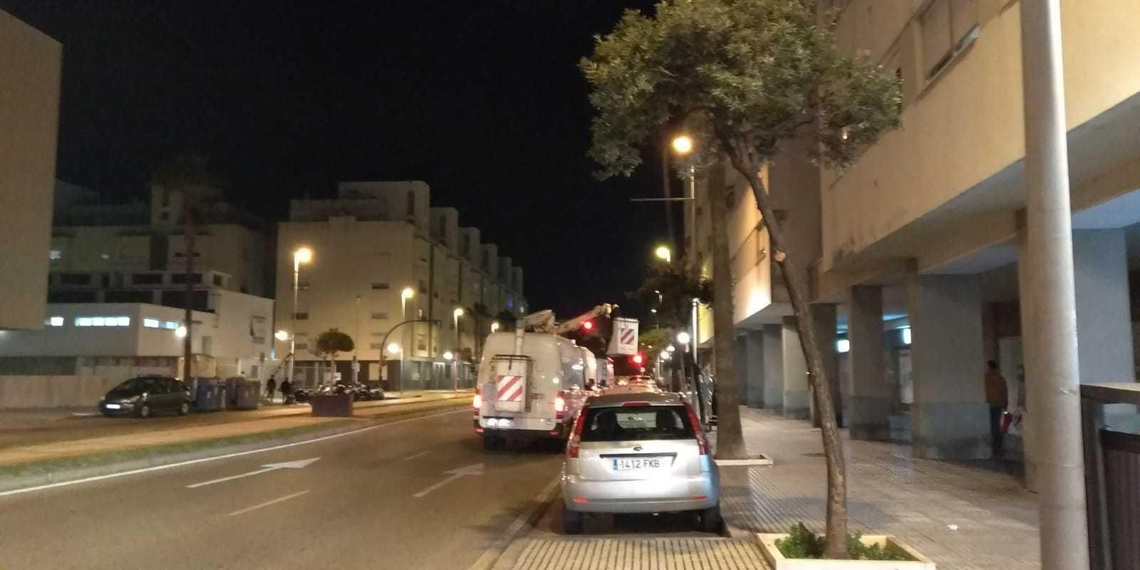 Una furgoneta de la empresa instaladora, trabajando anoche en la Avenida de Las Cortes.