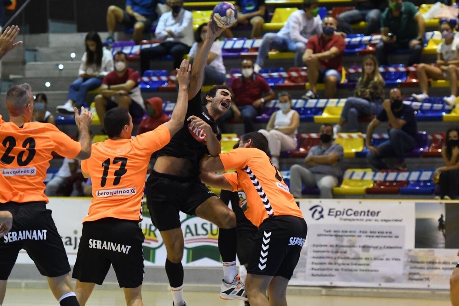 Álvaro Cabello lanza a portería.