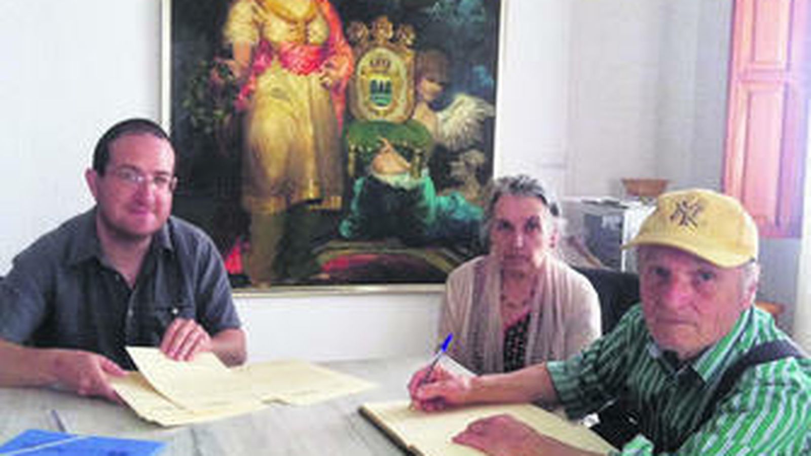 Antonio López y María Moreno, en compañía de Andrés Ibáñez, firmando en el Libro de Honor de Olula