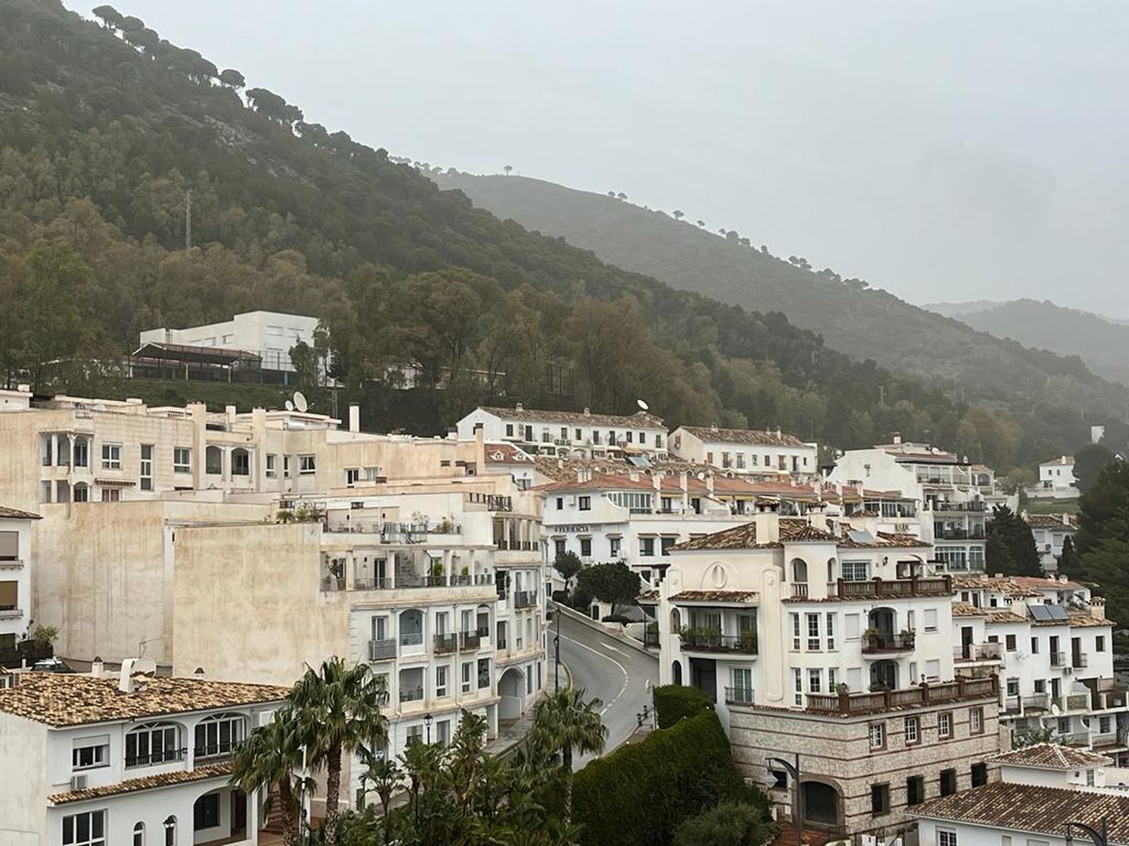 La calima tiñe el pueblo blanco de Mijas