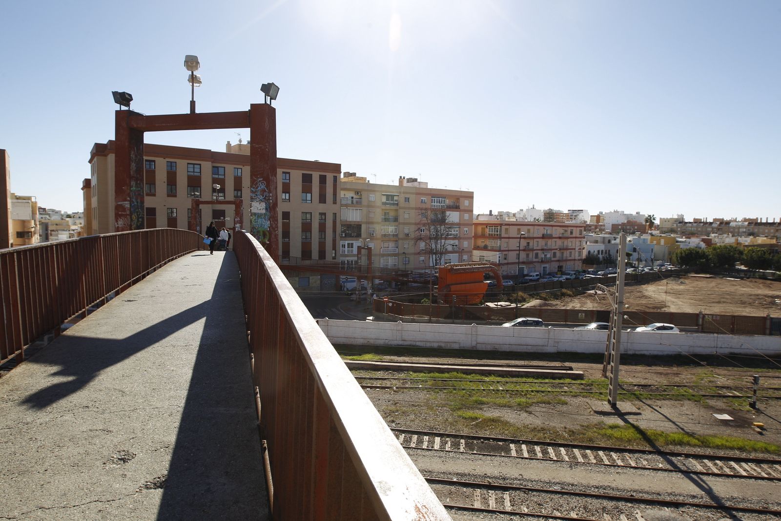 La pasarela de la estación será arreglada, pintada e iluminada.