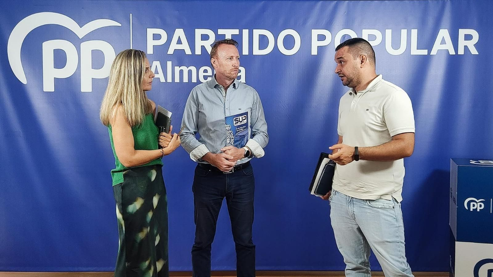 Maribel S. Torregrosa con los portavoces del SUP y la AUGC.