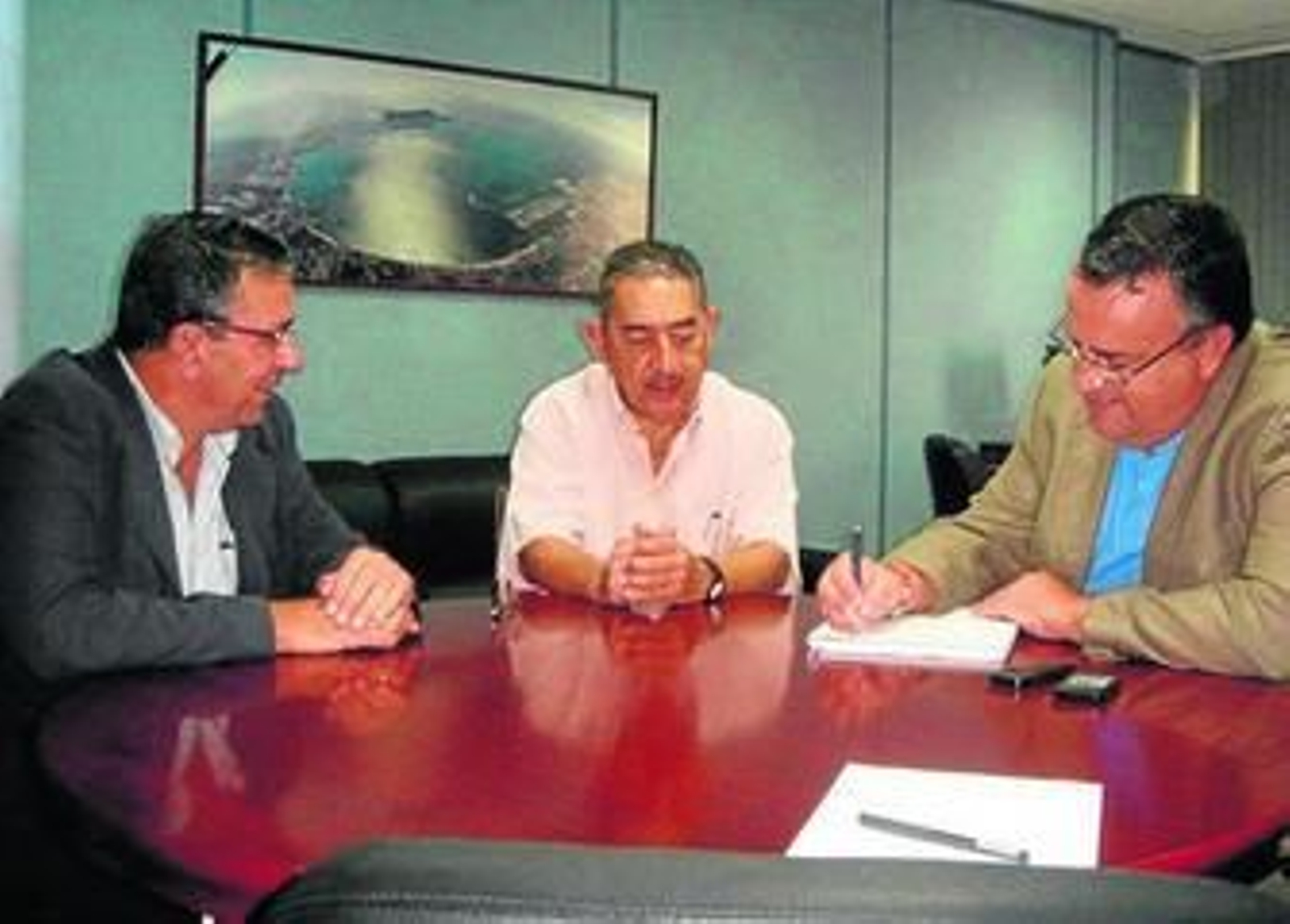 Ángel Gavino durante la reunión con José Vargas y Juan Antonio Palacios, en la sede de la Junta.