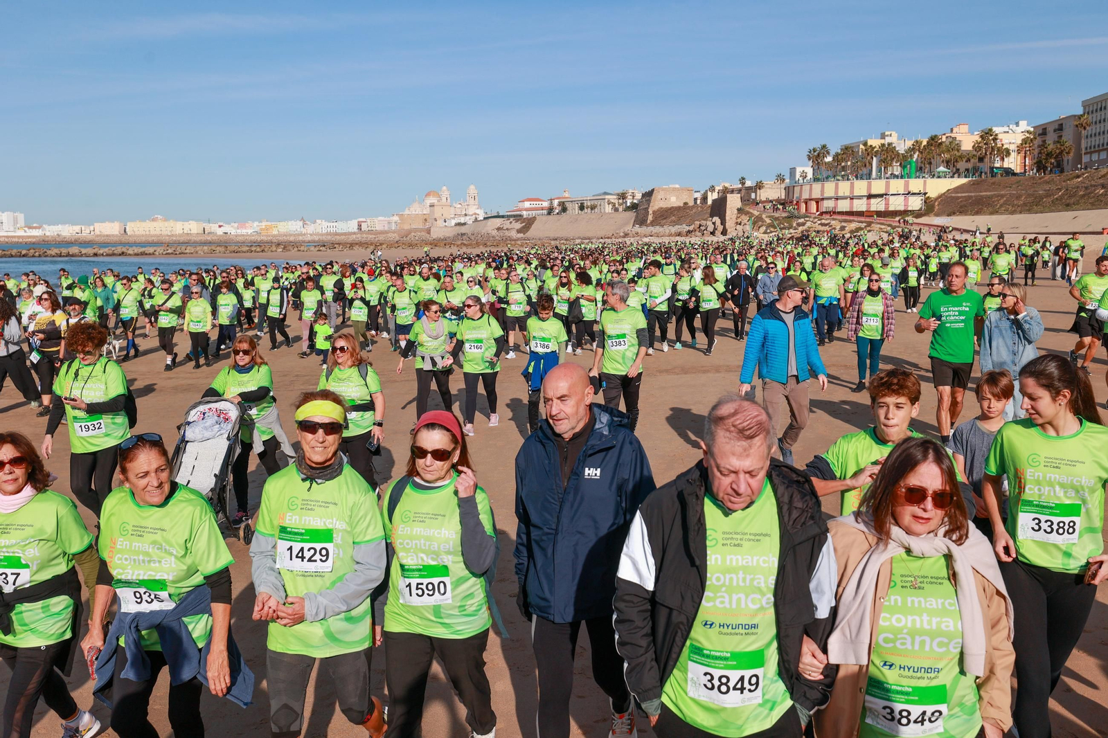 Búscate en las fotos de la XI Carrera en Marcha Contra el Cáncer de Cádiz