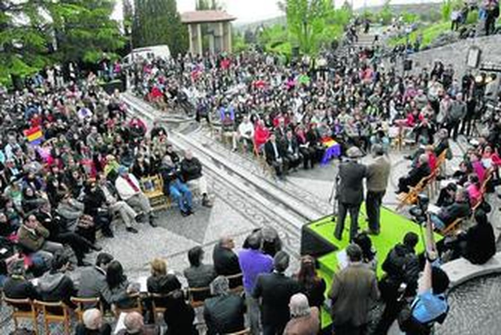 En el parque Lorca miembros de la Plataforma contra la impunidad del franquismo leyeron los nombres de 1.351 víctimas el pasado jueves.