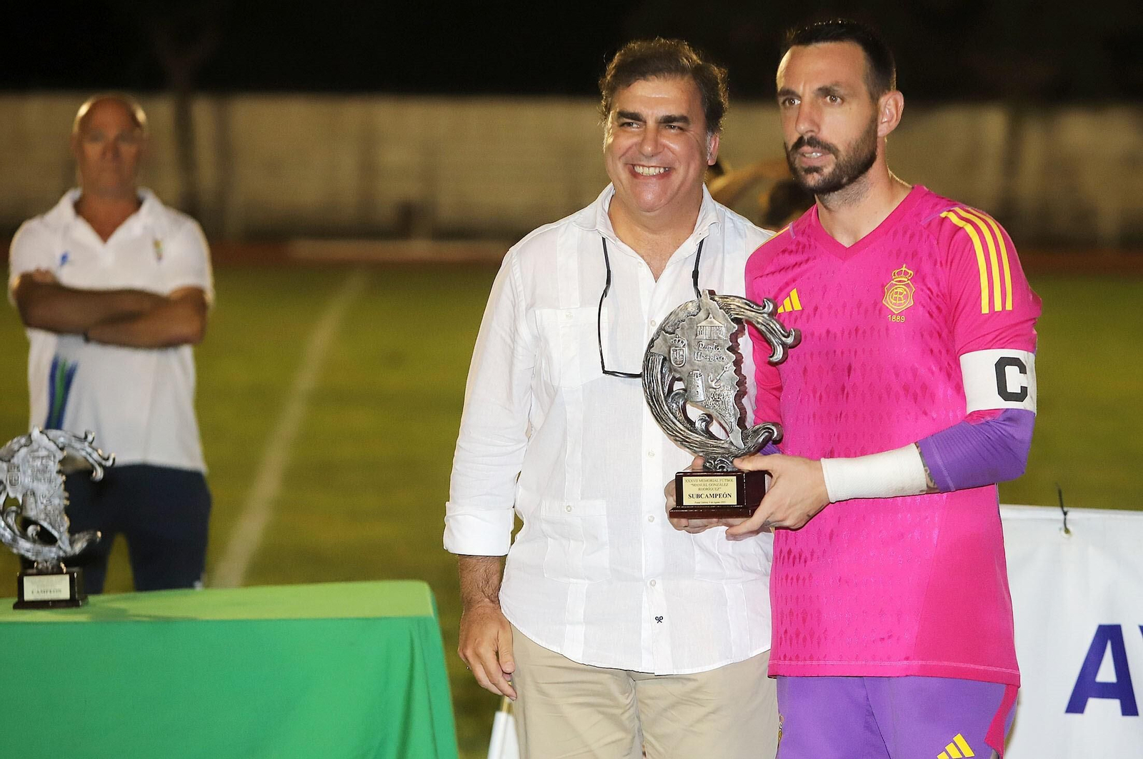 Rubén Gálvez recibe el trofeo de subcampeón en el Memorial Manuel González de Punta Umbría