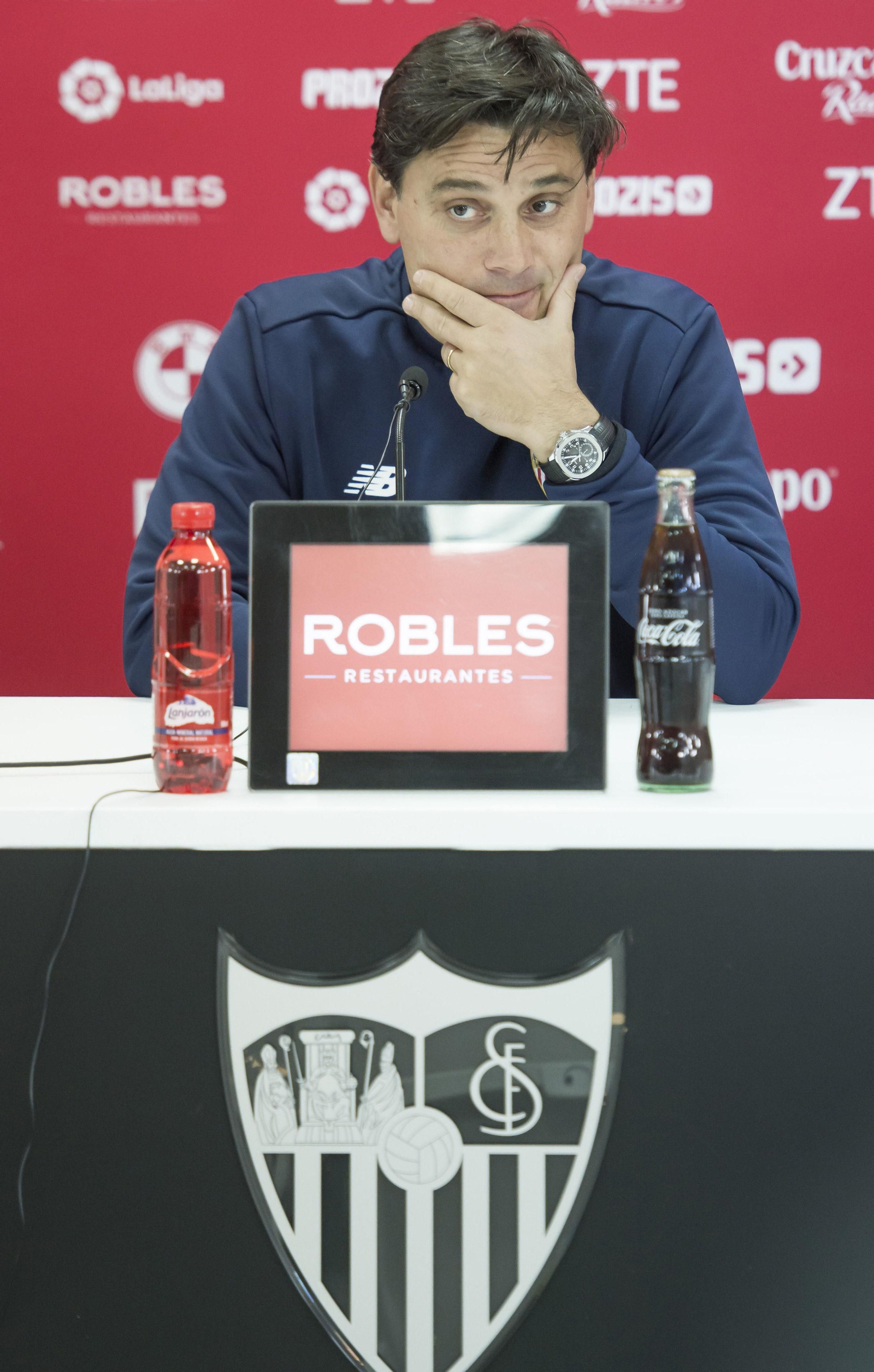 Montella gesticula en sala de prensa