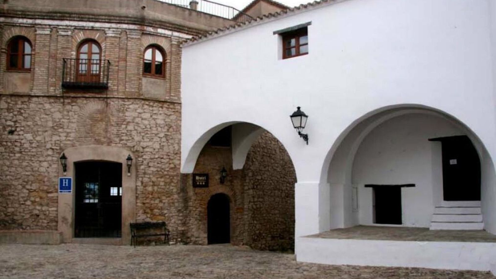 A la izquierda, el alcázar-palacio de los condes de Castellar, hoy hotel. A la derecha, el antiguo Ayuntamiento A la izquierda, el alcázar-palacio de los condes de Castellar, hoy hotel. A la derecha, el antiguo Ayuntamiento