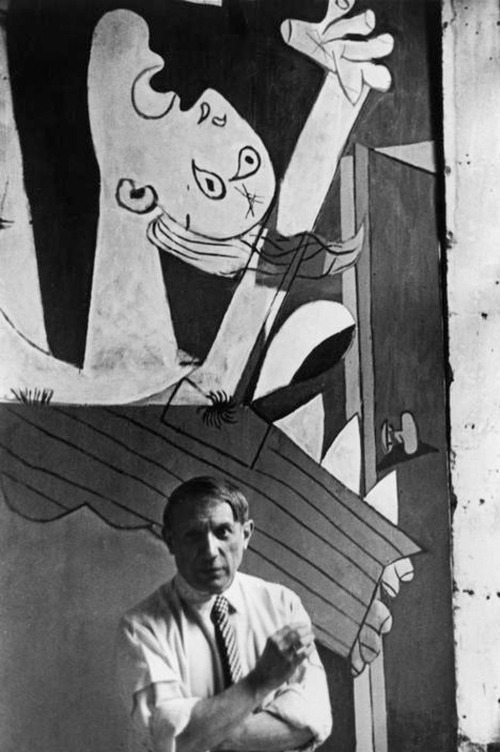 Pablo Picasso, frente al 'Guernica', tras su finalización en 1937.