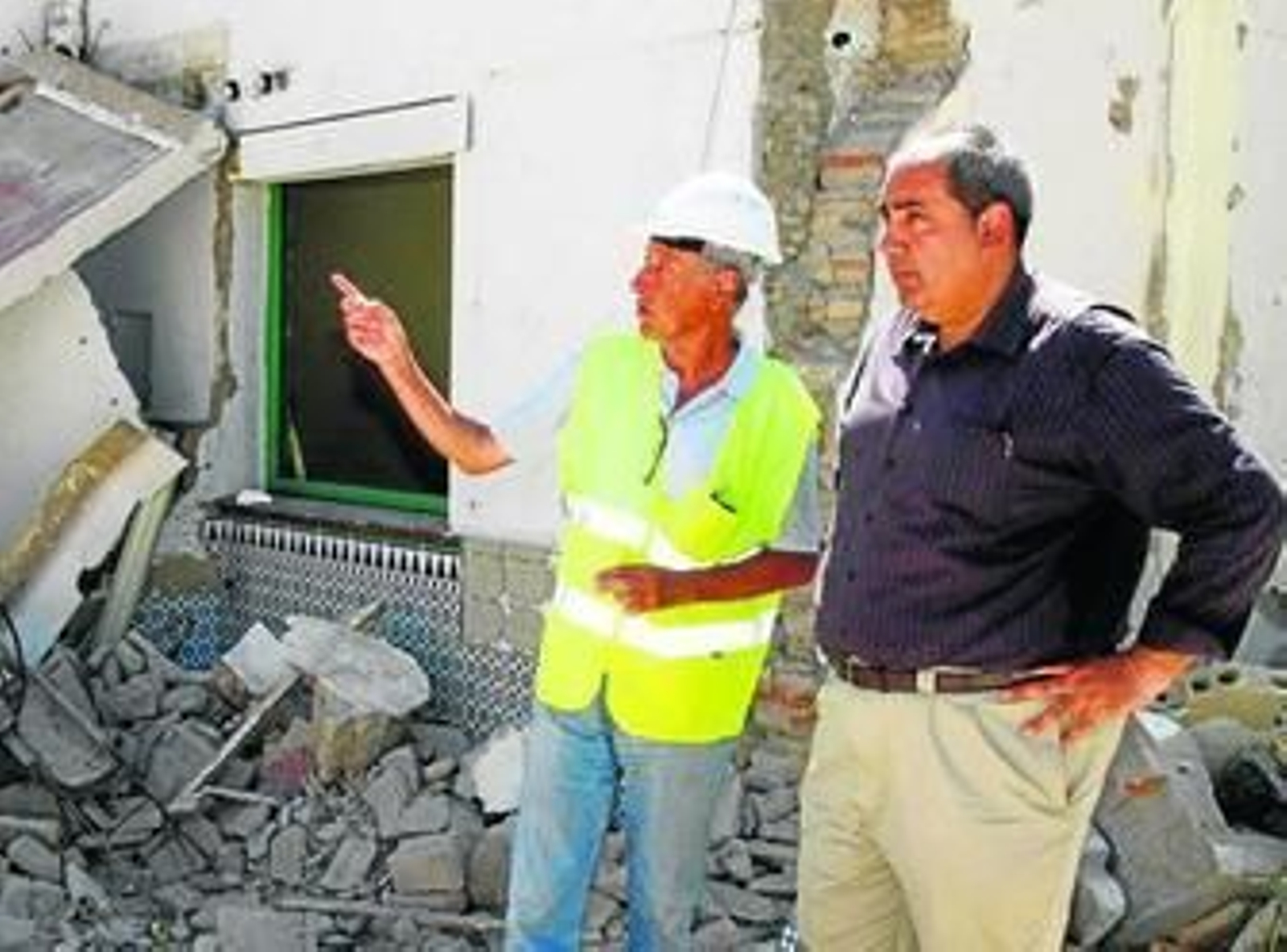 El arquitecto municipal le mostró ayer al alcalde en funciones, Francisco Fernández, los trabajos de demolición.